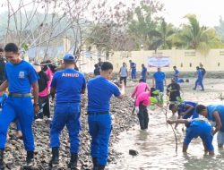 Ditpolairud Polda Papua Barat Daya Bersama Bhayangkari dan Masyarakat Pesisir Tanam Mangrove dan Bersihkan Pantai