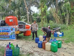 “Setetes Kepedulian di Tengah Kemarau, Polsek Ngabang Salurkan Air Bersih untuk Warga”