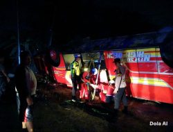 Anggota Sat Lantas Polres Mesuji Evakuasi Korban Laka Lantas Tunggal, 3 Orang Meninggal Dunia