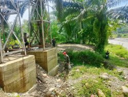 Dari Lokasi Jembatan, Babinsa Pantau Pengelasan Lantai Jembatan Krung Mbang
