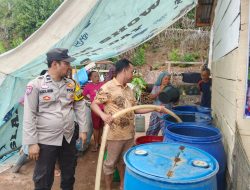 Polda Sumsel Salurkan 4.000 Liter Air Bersih untuk 75 KK di Sekayu