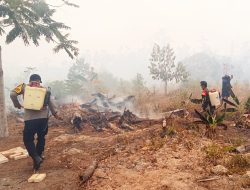 Sinergi Babinsa, Bhabinkamtibmas dan Masyarakat Padamkan Kebakaran Lahan di Kampung Metaat Makmur Elikobel