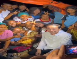 Tinjau Pengungsi Gempa Pulau Palue, Jokowi Instruksikan Bupati Sikka Urus Rekonstruksi Rumah Warga