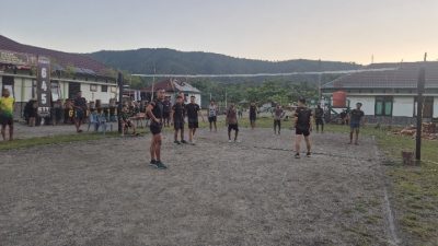 Lepas Penat Setelah Bekerja, Satgas Yonif 645/GTY Ajak Warga Benawa Olahraga Bersama