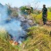 Babinsa Wanam Sigap Padamkan Kebakaran Lahan, Selamatkan Lingkungan dari Ancaman Api