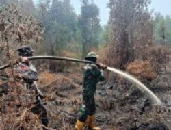 Prajurit TNI dan Warga Berjibaku di Tengah Kepungan Api Hutan Ngrayun