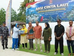 Peringati HUT Ke-81 TNI AL, Prajurit TNI Polri dan Masyarakat Bersih-bersih Pantai Tanjung Kasuari