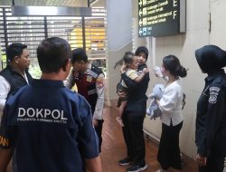 Polisi Dampingi Ibu dan Balita Terkendala Perjalanan di Bandara Soekarno-Hatta