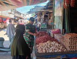 Nadi Pasar Inpres Lhokseumawe Tetap Terjaga, Personel Koramil 16/Banda Sakti Pantau Langsung Harga Sembako