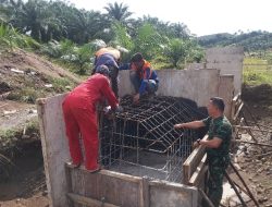 Bantu Akses Hasil Perkebunan Warga, Sertu Junaidi Dampingi Pembangunan Jembatan Perintis