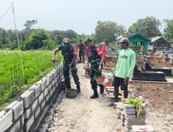 TNI dan Warga Kalijambe Bersatu, Pagar Makam Dibangun dengan Semangat Gotong Royong