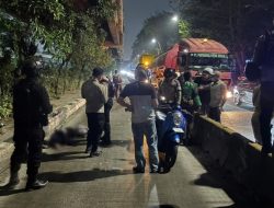 Brimob Metro Jaya Evakuasi Korban Laka di Jalur Trans Jakarta