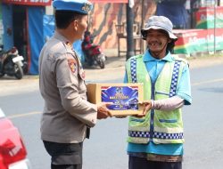 HUT ke-24, Sipropam Polres Malang Bagikan Sembako ke Warga hingga Ojol