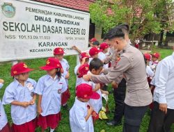 Senyum Ceria Siswa SDN 03 Karangan Sambut Kepedulian Polres Landak melalui Bantuan Seragam Sekolah