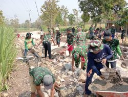 Wujudkan Akses Desa yang Layak, TNI dan Warga Mlale Sragen Bahu-Membahu Cor Jalan
