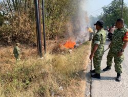 Sampah Menumpuk di Jembatan Tinawas, Koramil Nogosari Turun Tangan Ajak Warga Peduli Lingkungan