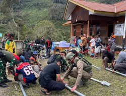 Lampu Solar Panel Terangi Arinkop, Warga Sambut Hangat Kehadiran Satgas Damai Cartenz dan Satgas TNI