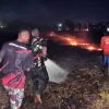 Prajurit TNI-AD dan Warga, Bersama-sama Berjibaku Padamkan Kebakaran Lahan di Yaba Maru Merauke