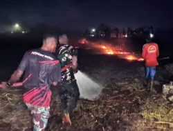Prajurit TNI-AD dan Warga, Bersama-sama Berjibaku Padamkan Kebakaran Lahan di Yaba Maru Merauke