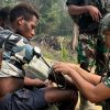 Sigap Bantu Warga, Satgas Yonif 2 Marinir Berikan Pertolongan kepada Warga Uwapa yang Terluka