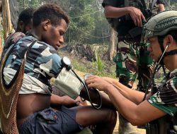 Sigap Bantu Warga, Satgas Yonif 2 Marinir Berikan Pertolongan kepada Warga Uwapa yang Terluka