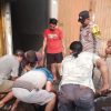 Bhabinkamtibmas Jelambar Baru Bersihkan Drainase Bersama Warga, Wujudkan Lingkungan Bersih dan Aman