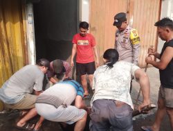 Bhabinkamtibmas Jelambar Baru Bersihkan Drainase Bersama Warga, Wujudkan Lingkungan Bersih dan Aman