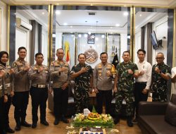 Hangat dan Penuh Keakraban, Polrestabes Palembang Beri Surprise HUT ke-81 TNI