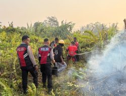 Dit Samapta Polda Papua Barat Daya Bersama Masyarakat Padamkan Kebakaran Hutan dan Lahan di Jalan Petrochina Klalin 6 Aimas