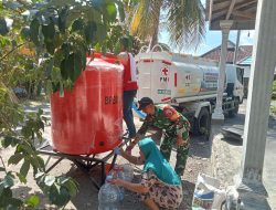 Atasi Krisis Air Bersih Musim Kemarau, Babinsa Sambimulyo Kawal Pengiriman Bantuan PMI untuk Warga Dusun Kedungrejo