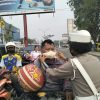 Hadir Melayani, Satlantas Polresta Sorong Kota Bagikan Masker dan Pelayanan SIM Keliling
