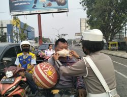 Hadir Melayani, Satlantas Polresta Sorong Kota Bagikan Masker dan Pelayanan SIM Keliling