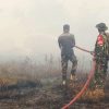 Kebersamaan Babinsa, TNI dan Masyarakat; Padamkan Api di Kampung Marga Mulya Merauke