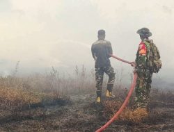 Kebersamaan Babinsa, TNI dan Masyarakat; Padamkan Api di Kampung Marga Mulya Merauke