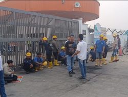 Puluhan Buruh SBSI 92 Dumai Menjerit Diadang Masuk Kerja, Pilih Bertahan di Gerbang PT Agro Murni