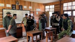 TNI dan Pemkab Teluk Bintuni Tinjau Fasilitas Umum di Kampung Moyeba
