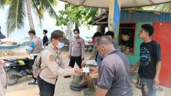 Polsek Sorong Kepulauan Bagikan Masker, Imbau Warga Jaga Kesehatan