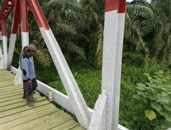 Babinsa dan Linmas Pantau Jembatan Pondok Titi, Pastikan Akses Warga Tetap Terjaga