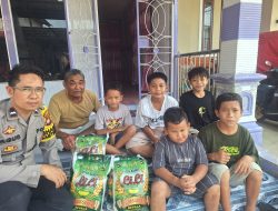 Sentuhan Kemanusiaan Polri di Jumat Berkah, Bhabinkamtibmas Salurkan Bantuan Beras untuk Anak Yatim