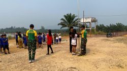 Bina Kedisiplinan Generasi Muda, Pos Kantuk Asam Satgas Yonarmed 13/Nanggala Beri Pelatihan Tata Upacara bagi Siswa SD Tunas Sejahtera