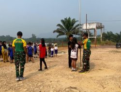 Bina Kedisiplinan Generasi Muda, Pos Kantuk Asam Satgas Yonarmed 13/Nanggala Beri Pelatihan Tata Upacara bagi Siswa SD Tunas Sejahtera
