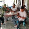 Babinsa Ingatkan Warga Jaga Kebersihan Saluran Air Saat Musim Hujan