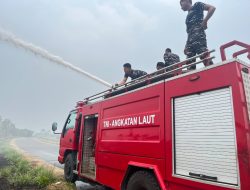 Tim Penanggulangan Kebakaran Kodaeral XIV Padamkan Karhutla di Lahan Gambut Warmon