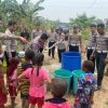 Ditlantas Polda Papua Barat Daya Salurkan 10.000 Liter Air Bersih untuk Panti Asuhan dan Warga Mariat Pantai