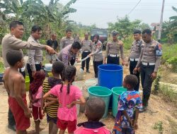 Ditlantas Polda Papua Barat Daya Salurkan 10.000 Liter Air Bersih untuk Panti Asuhan dan Warga Mariat Pantai
