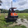 Olah Sawah Pakai Traktor, Babinsa Nisam Dampingi Petani Siapkan Lahan Tanam