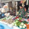 Babinsa Koramil 28/Pirak Timu Pantau Harga Sembako di Pasar Keude Alue Bungkoh