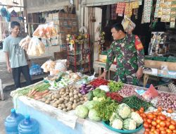 Babinsa Koramil 28/Pirak Timu Pantau Harga Sembako di Pasar Keude Alue Bungkoh
