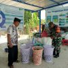 Babinsa Joyotakan Dampingi Pokmas Joyo Gumregah dalam Pengelolaan Sampah di Pusat Pengolahan Sampah
