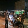 Personil Gabungan Polsek Tanjung Raya dan Sat Pol PP Mesuji Laksanakan Patroli dan KRYD di Simpang Empat Desa Brabasan